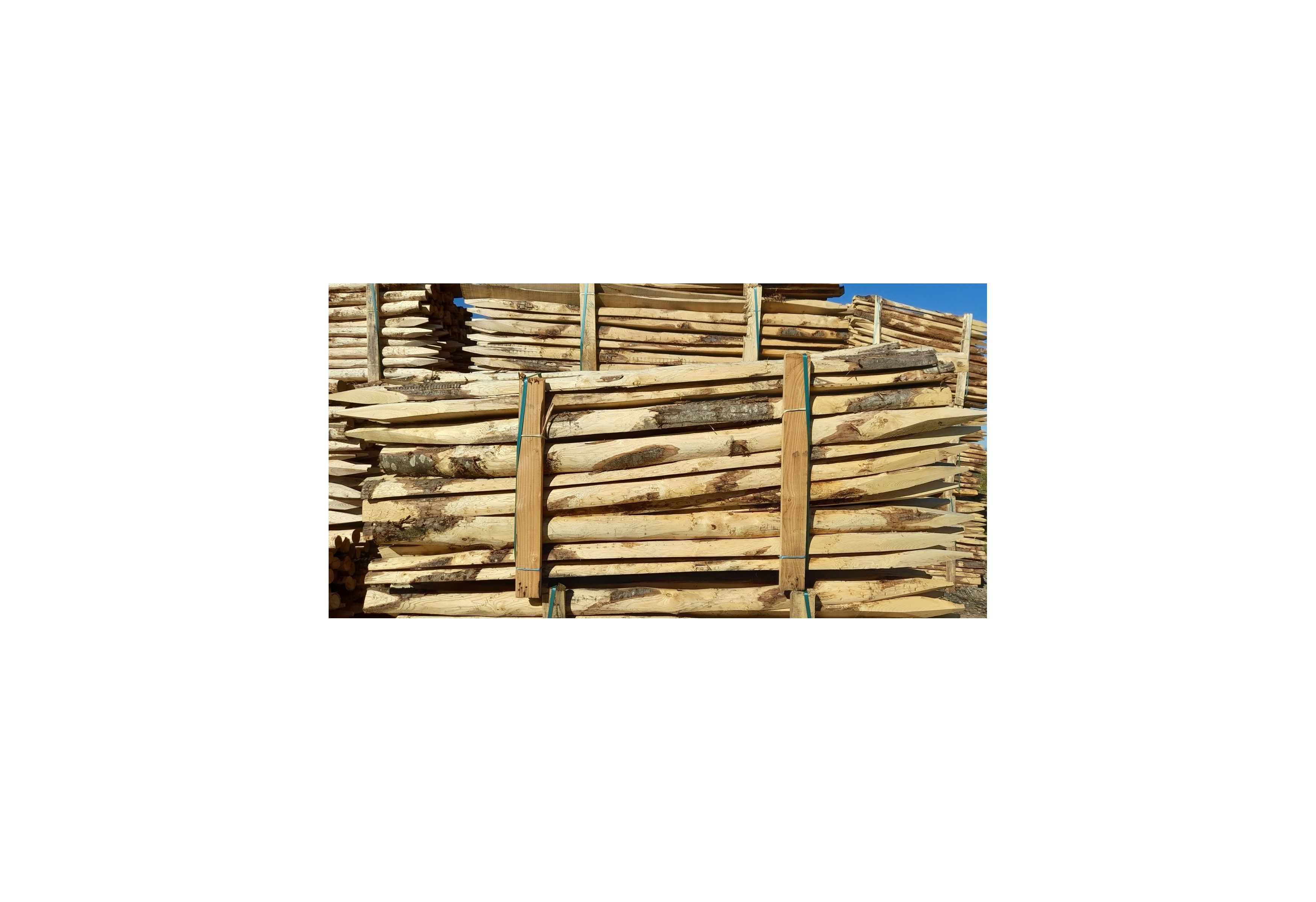 Piquets de clôtures en bois de châtaignier sciés et écorcés